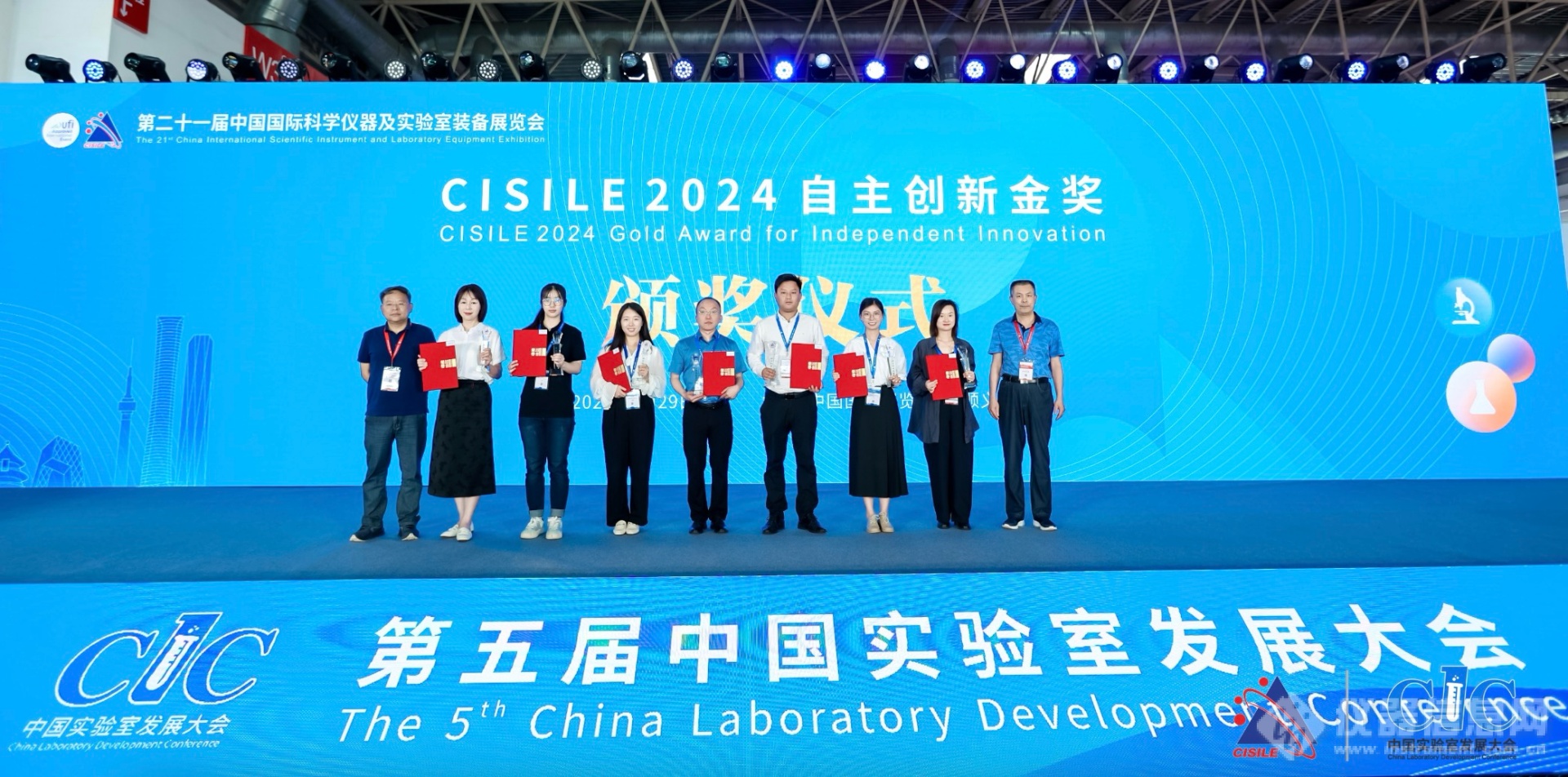 评审专家北方工业大学教授陈吉文、军事医学科学院微生物与流行病研究所主任李劲松为获奖单位颁奖